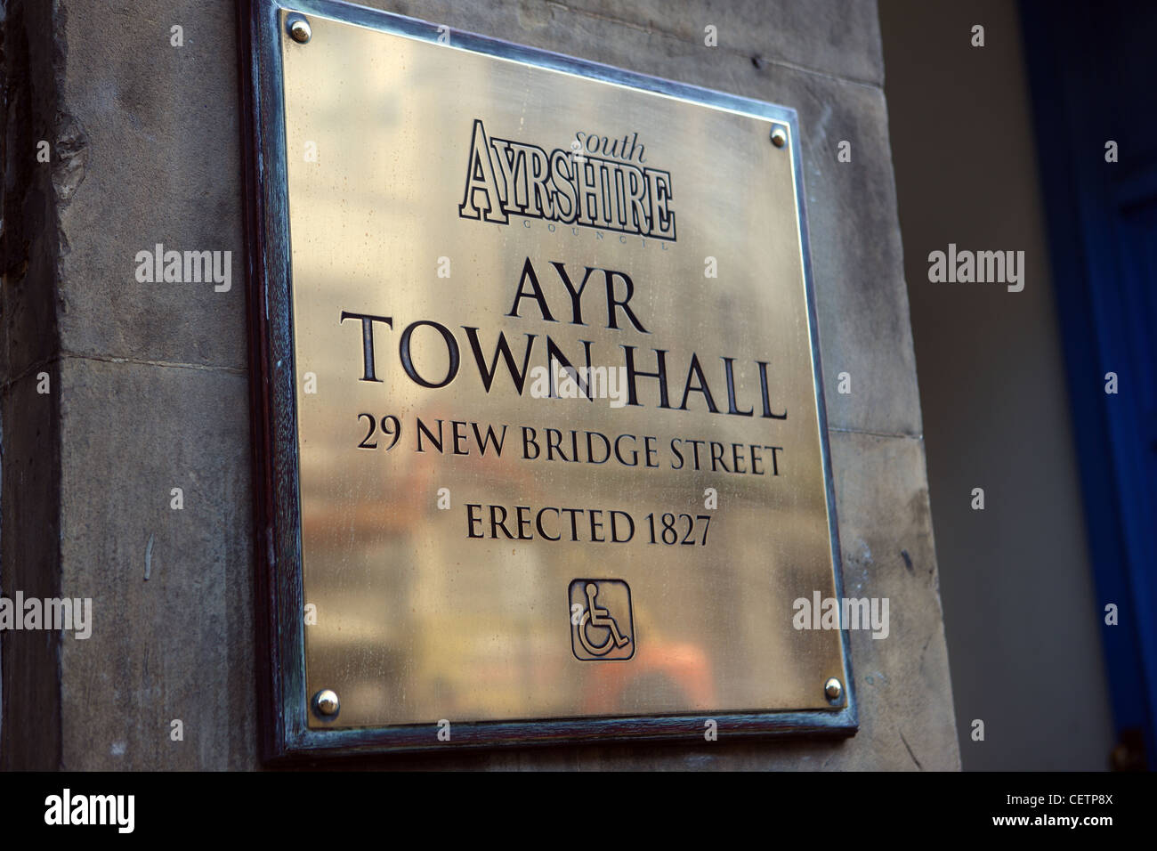 Messingplakette außerhalb Ayr Town Hall in Ayrshire, Schottland Stockfoto