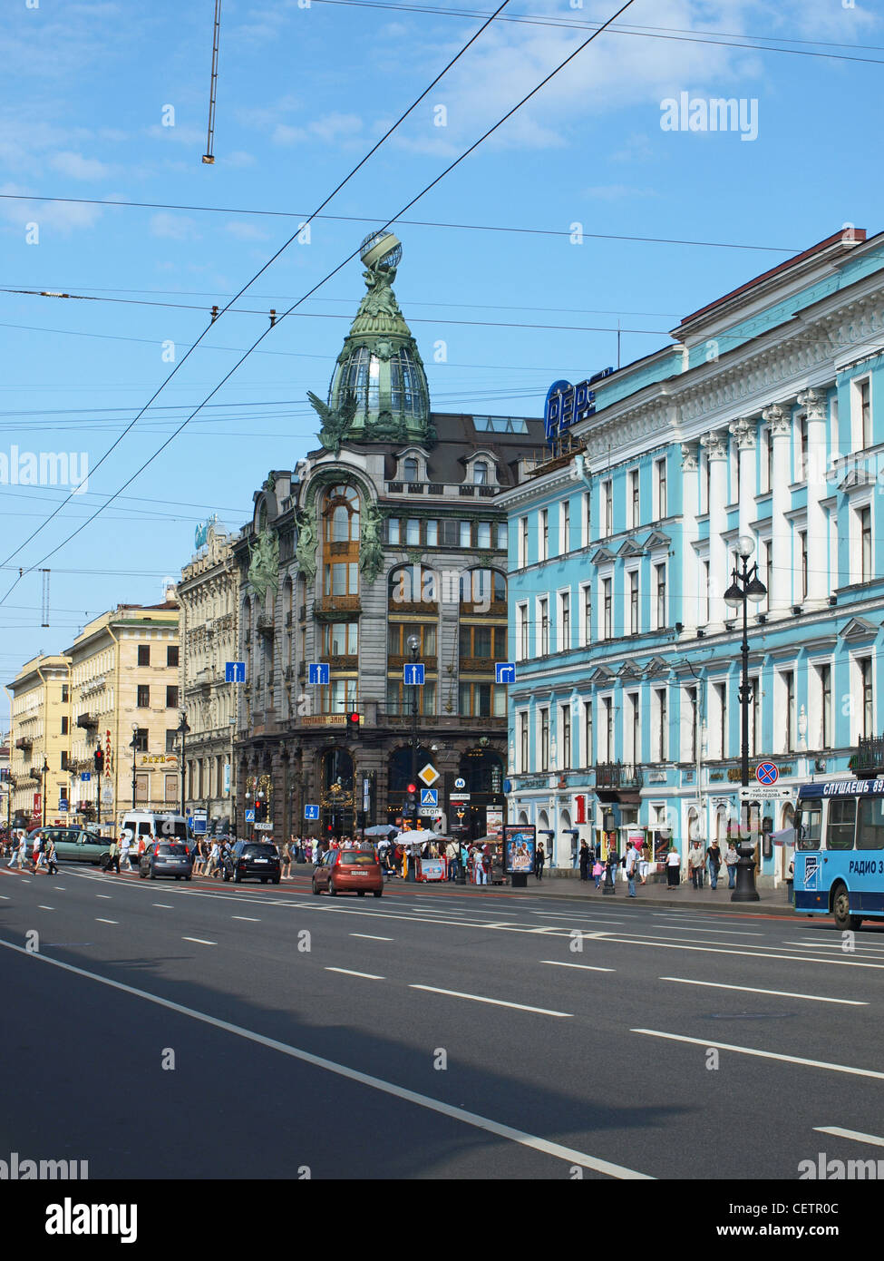 Einen ruhigen Moment auf einer Straße in Sankt Petersburg mit obenliegenden Straßenbahn Drähte an einem seltenen sonnigen Tag Stockfoto