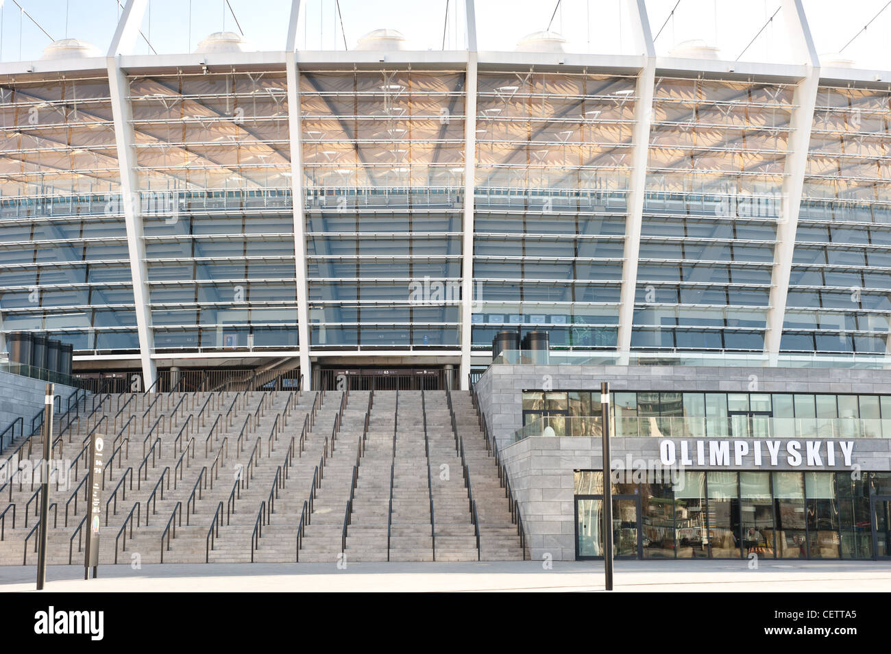 Außenansicht des Olympijskyj Stadion in Kiew, die das Endspiel der Fußball UEFA Europameisterschaft Euro 2012 hosten wird. Stockfoto