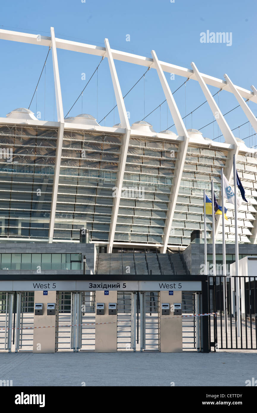 Außenansicht des Olympijskyj Stadion in Kiew, die das Endspiel der Fußball UEFA Europameisterschaft Euro 2012 hosten wird. Stockfoto