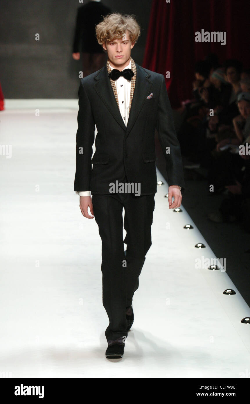 Louis Vuitton Paris Menswear bereit zu tragen-Herbst-Winter-schwarzen Anzug  und Fliege Stockfotografie - Alamy