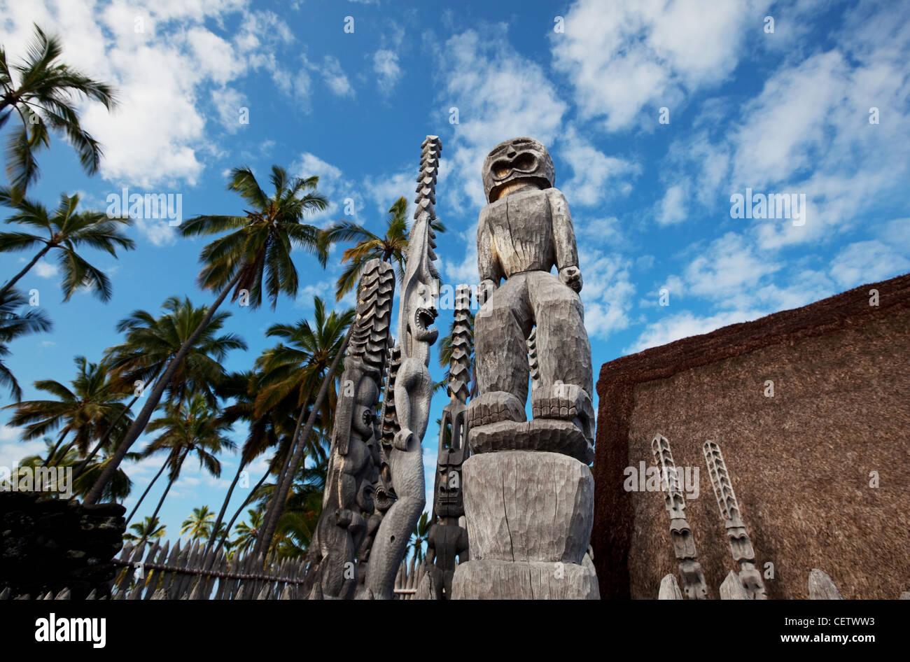 Tikis im Pu'uhonua O Honaunau (Ort der Zuflucht) National Park, Big Island Hawaii Stockfoto