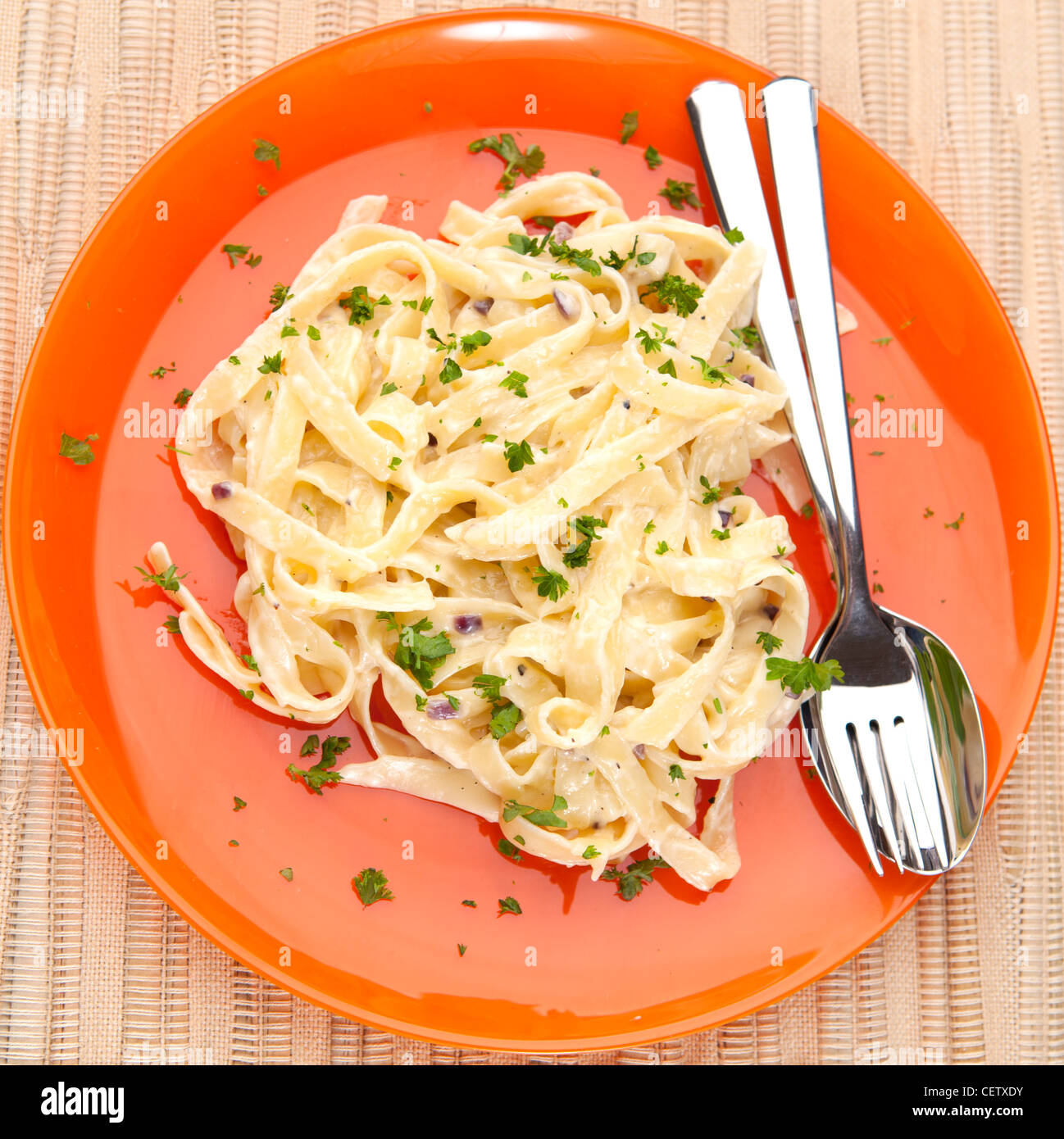 Fettucine mit Parmesan und frischer Petersilie Stockfoto