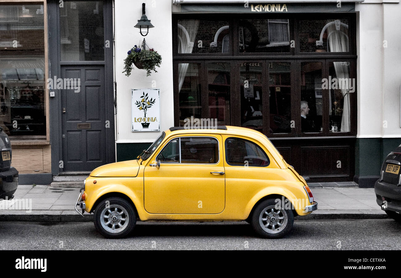 Fiat 500 geparkt vor Restaurant in Primrose Hill London UK Stockfoto