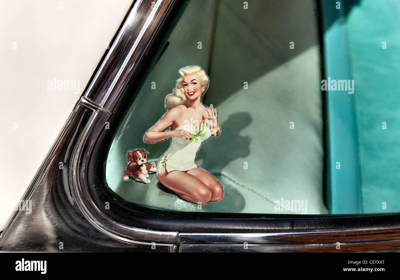 Pin Up Aufkleber im Fenster des Chevrolet Bel Air 1954 Stockfoto