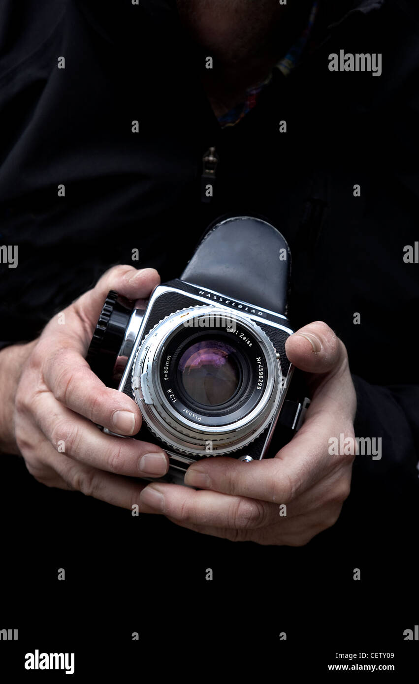 Fotografen mit einer 1974 Hasselblad 500CM Kamera Stockfoto