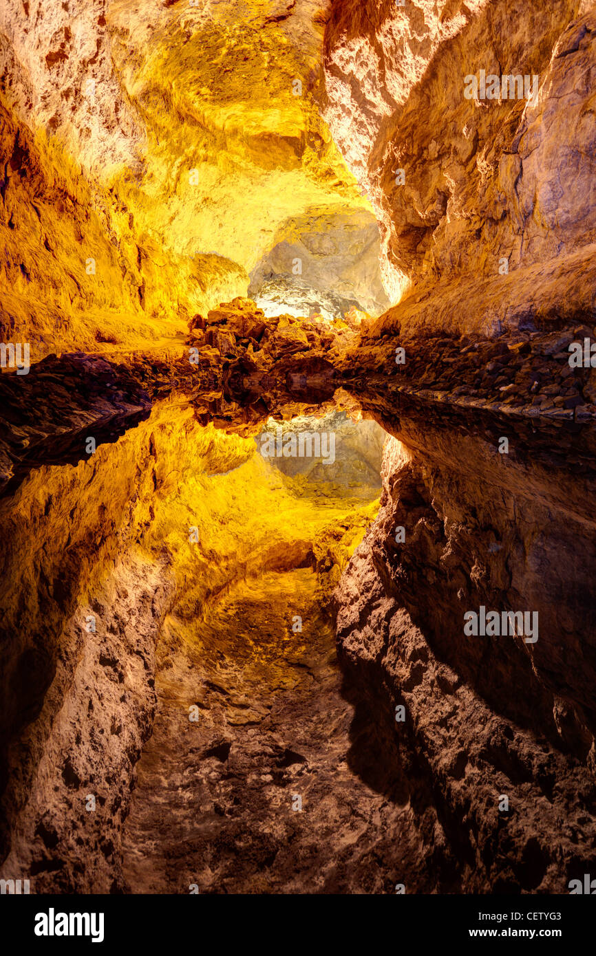 Wasserbecken und Reflexion in der Cueva del Los Verdes Lavaröhren Lanzarote Stockfoto