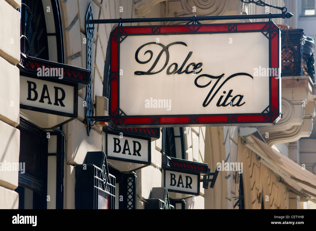 Dolce Vita-Zeichen.  Bar in Budapest Stockfoto