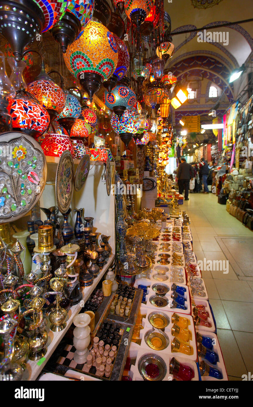 Beleuchtung & Glaswaren auf Verkauf in den großen Basar, Istanbul, Türkei Stockfoto