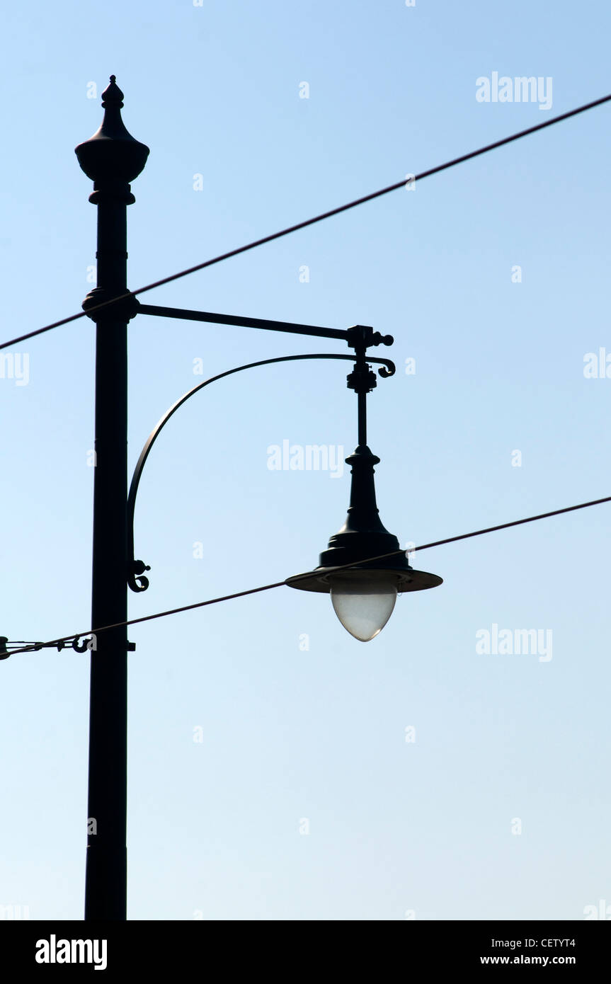 Lampe und Straßenbahn Drähte, detail Stockfoto