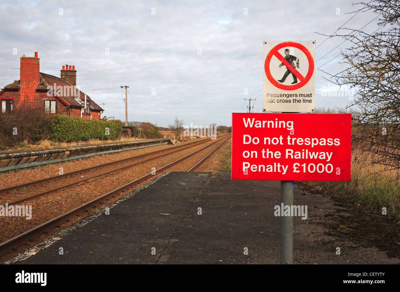 Hausfriedensbruch Warnzeichen auf dem Bahnsteig der Station am Salhouse, Norfolk, England, Vereinigtes Königreich. Stockfoto