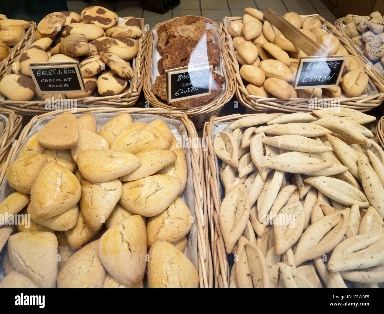 Traditionellen handwerklichen Kekse auf dem Display in einer Bäckerei, Nizza, Côte d ' Azur, Frankreich Stockfoto