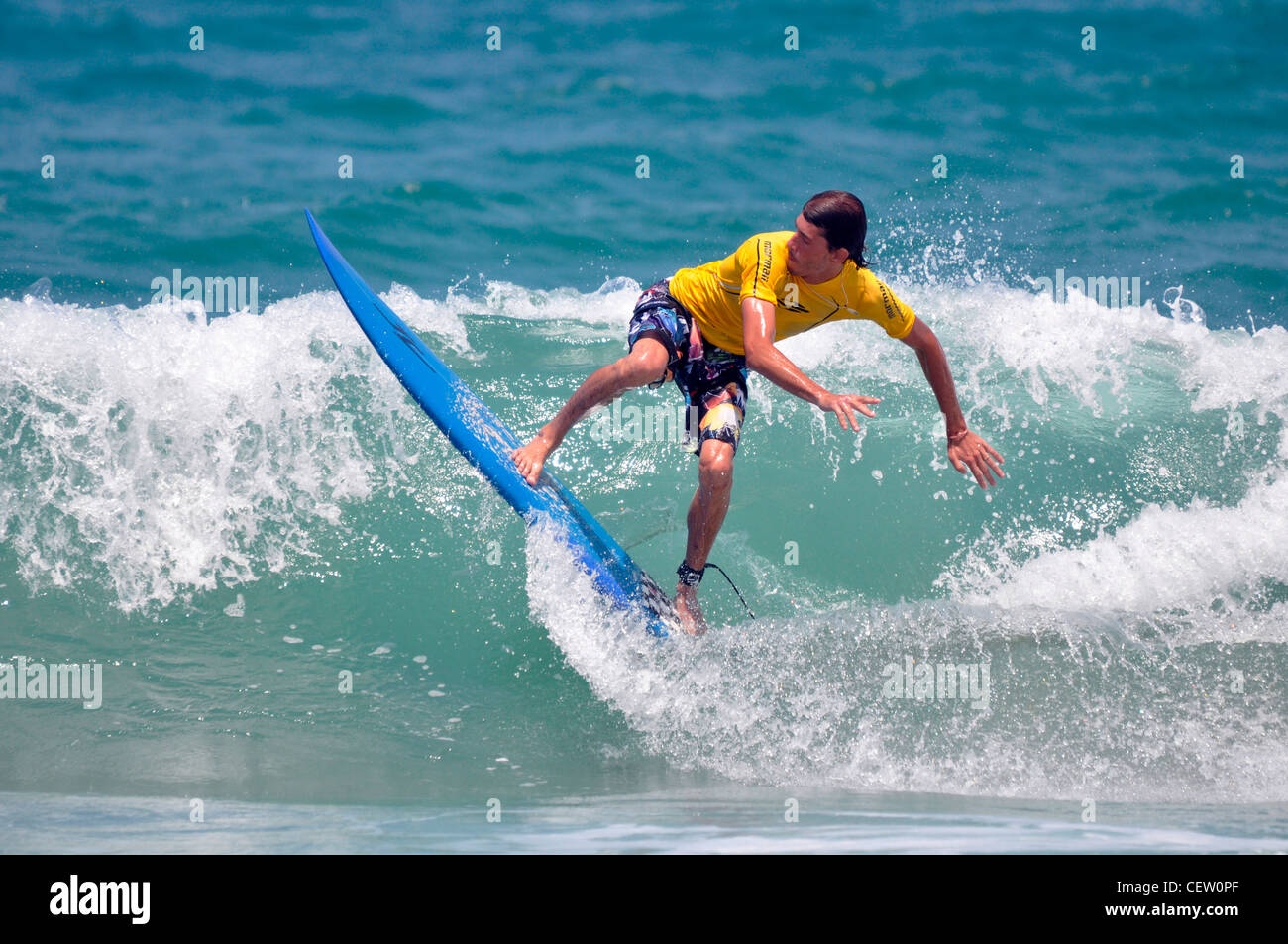 Israel, Mittelmeer, Surfer dreht sich auf dem Kamm einer Welle Stockfoto