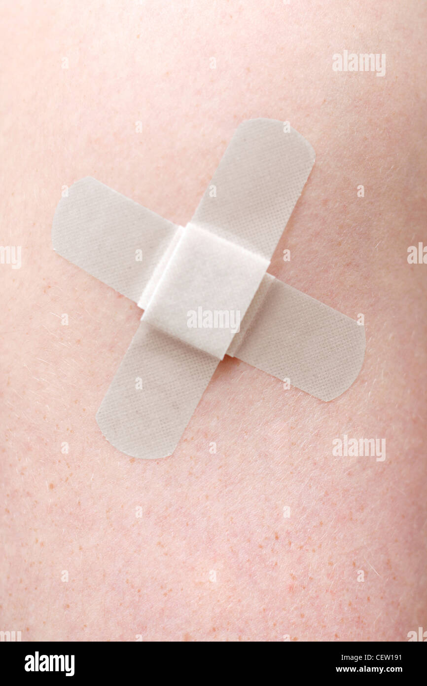 Nahaufnahme von einem Verband auf Haut Stockfoto