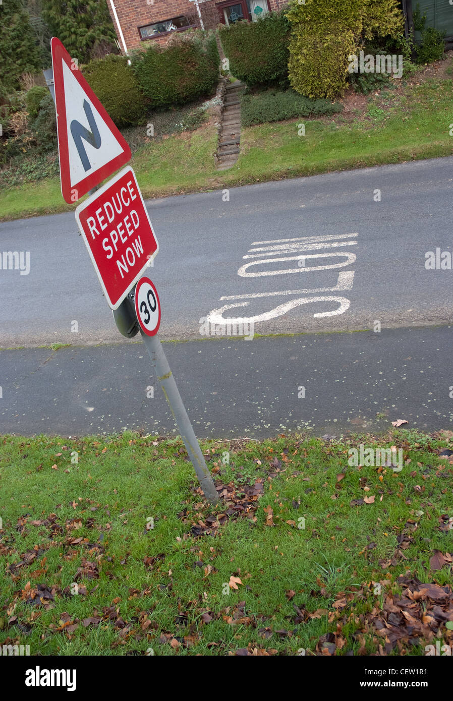 reduzieren Sie Ihre Geschwindigkeit Zeichen in Kedington Suffolk Stockfoto