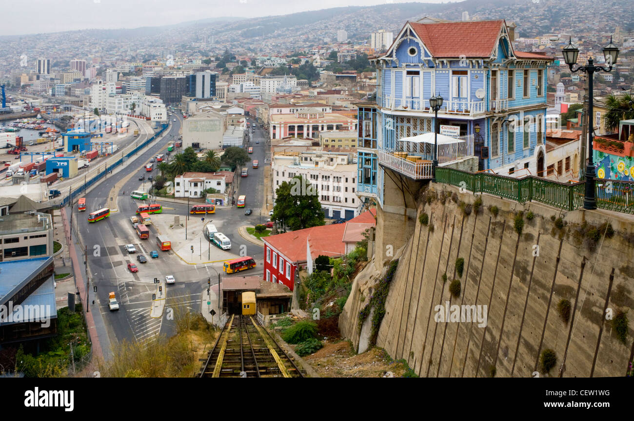ValparaIso, Chile. Süd-Amerika. Blick vom Auto der Ascensor Artilleria (Standseilbahn). Cerro Artilleria. Stockfoto