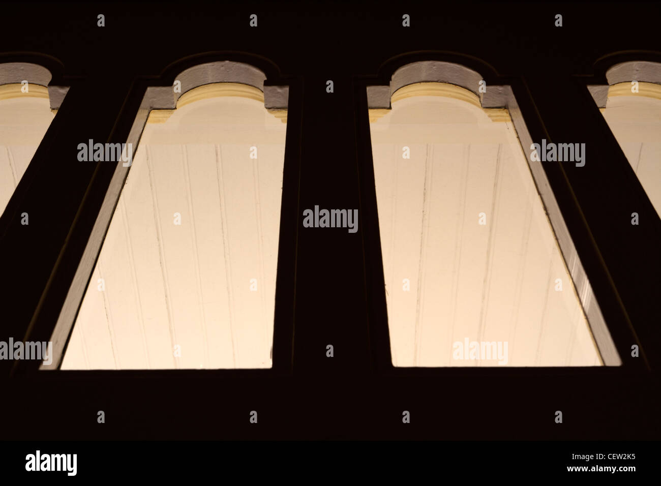 Licht auf der anderen Seite von einem abgedunkelten Raum. Stockfoto