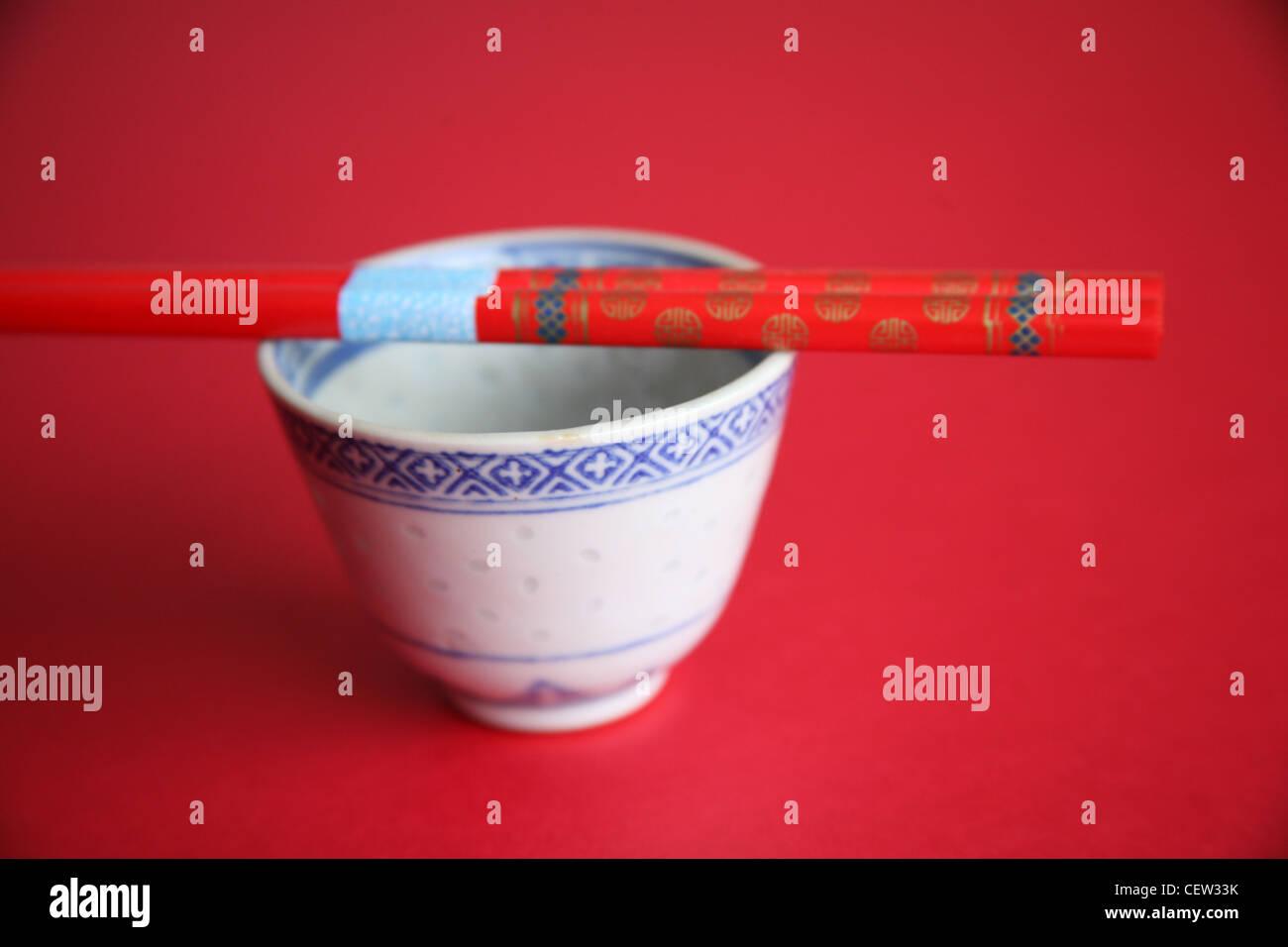 Roten hölzerne Stäbchen ruhen in ganz China Tasse Stockfoto