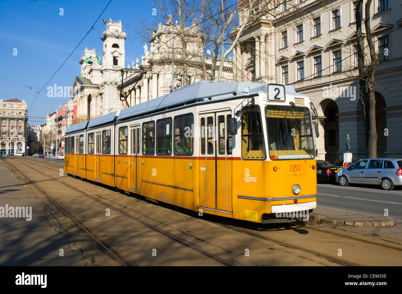 Eine Straßenbahn in Budapest, Sonnenschein. Stockfoto