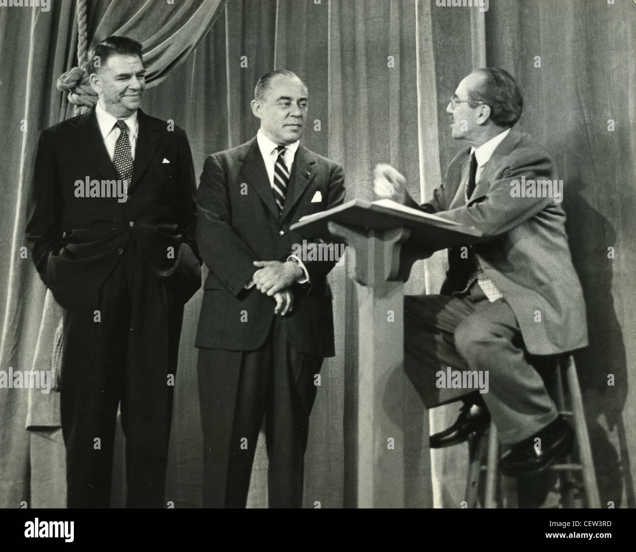 ROGERS und HAMMERSTEIN U.S.-Songwriter-Duo Oscar Hammerstein auf der linken Seite neben Richard Rogers in der Komödie Skizze mit Groucho Marx Stockfoto
