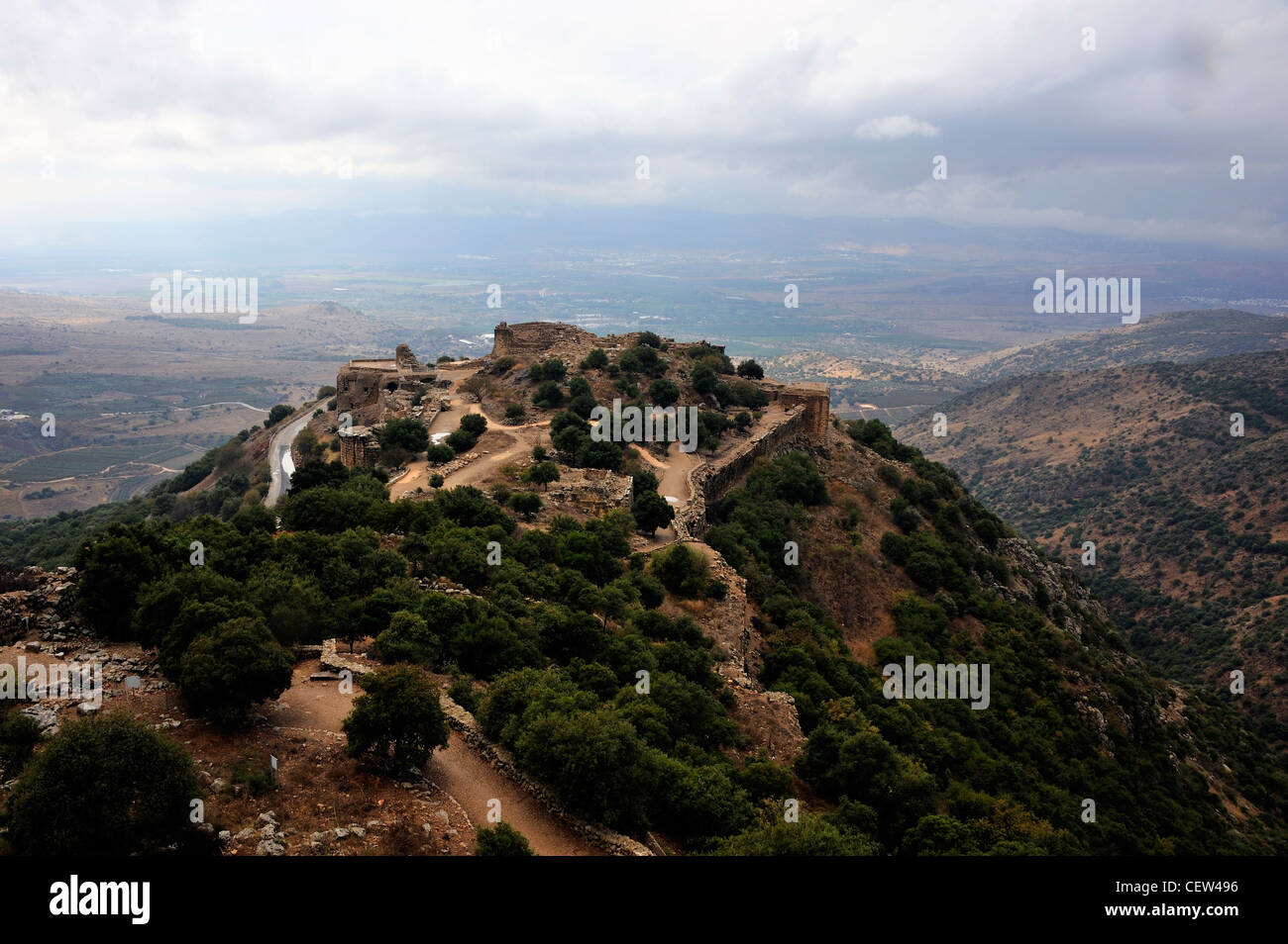 Blick auf die Nimrod Festung von Einfassung Hermon auf den Golan-Höhen, und das Jordantal im Hintergrund Stockfoto