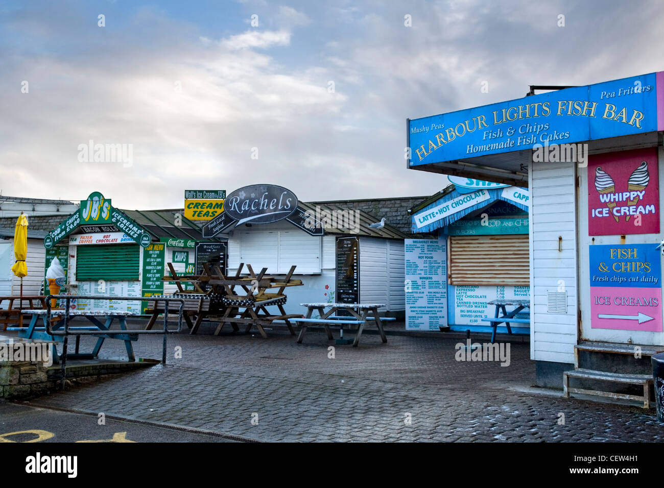 Bunten Cafés in West Bay, Dorest, uk, aufgenommen im winter Stockfoto