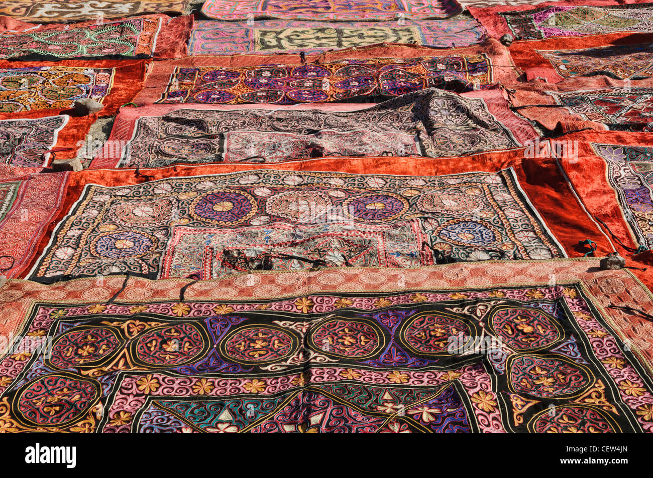 traditionelle kasachische Teppiche zum Verkauf an die Eagle Hunter Festival  in Bayan-Ölgii in der westlichen Mongolei Stockfotografie - Alamy