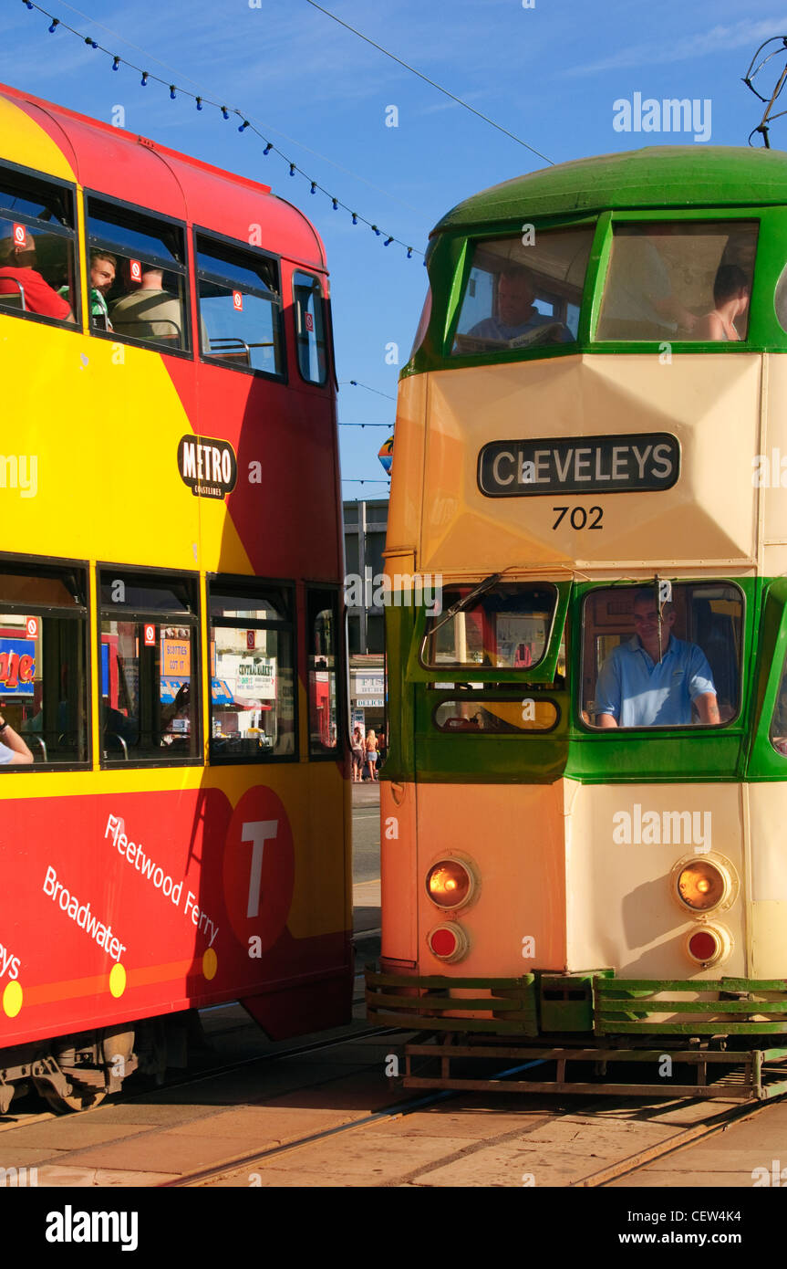 Zwei Straßenbahnen (eins in traditionellen Farben) weitergeben Großbritanniens älteste Straßenbahn in Blackpool Stockfoto