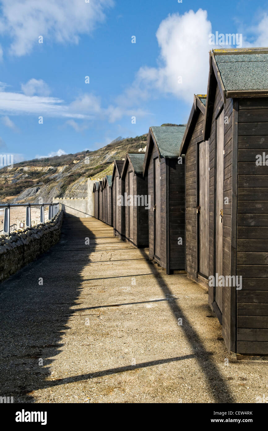 Strandhütten Charmouth Beach an der jurassic Küste Charmouth, Dorset, UK am sonnigen Tag im winter Stockfoto