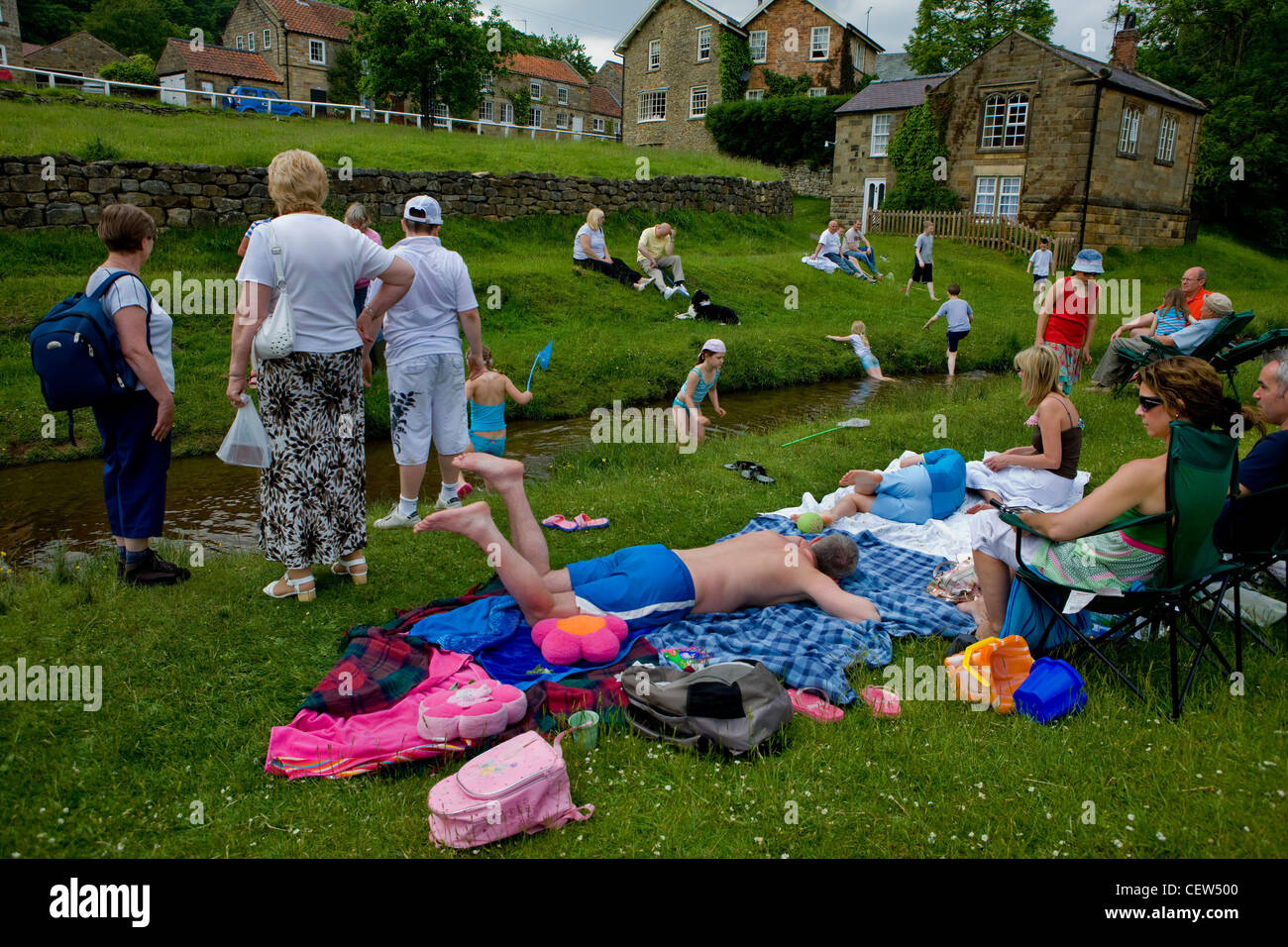 Hutton-Le-Loch, malerisches Dorf am Yorkshire Moor, England, UK. Sommergäste am Bach. Stockfoto