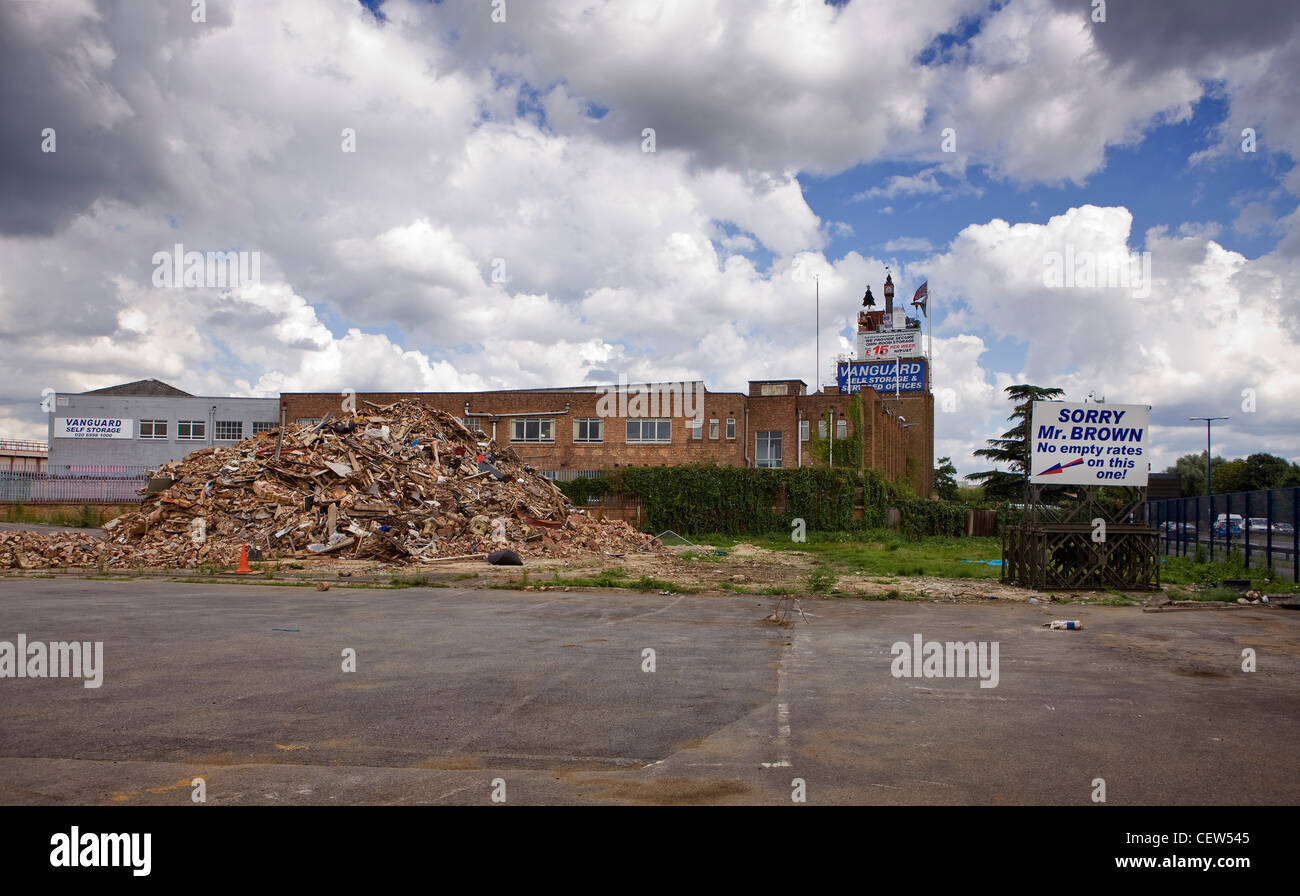 Fabrik, mit Zeichen verspotten die Regierung und den Ministerpräsidenten wegen Vermeidung von Gebäude steuern abgerissen Stockfoto