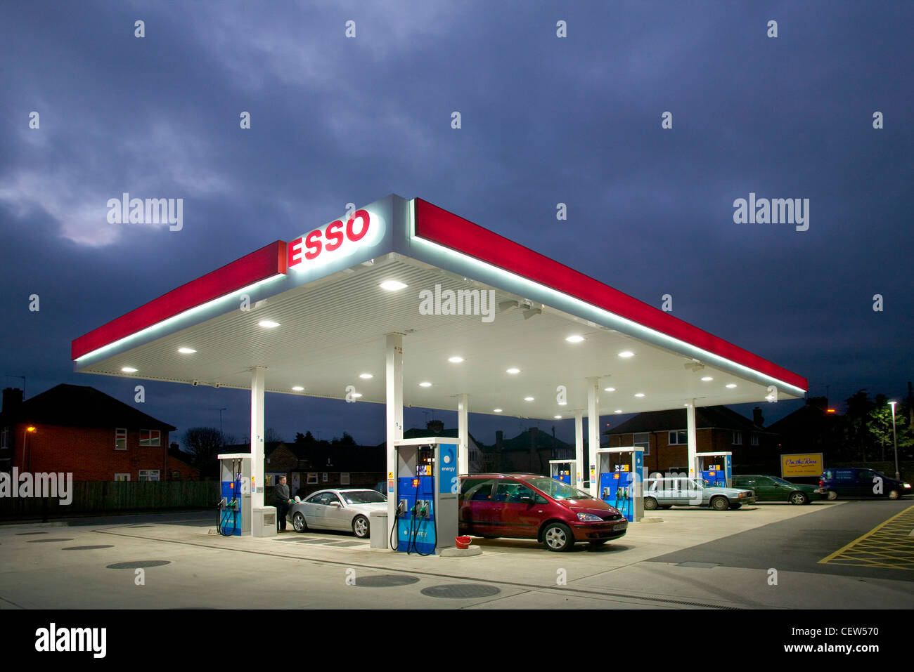 Esso Garage Vorplatz in der Abenddämmerung mit Autos Stockfoto