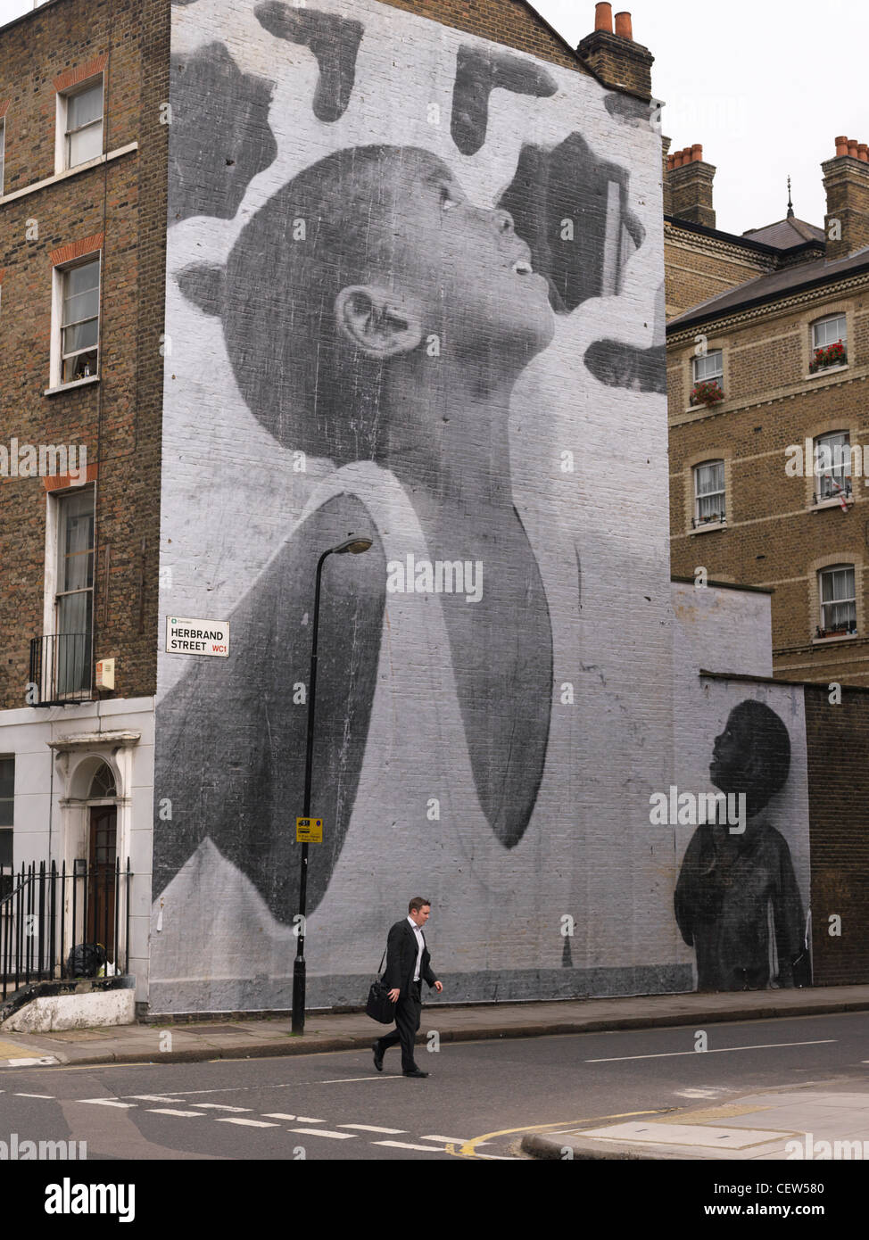 Wandbild für die Wand von einem vier Stockwerke hohen Gebäude in london Stockfoto