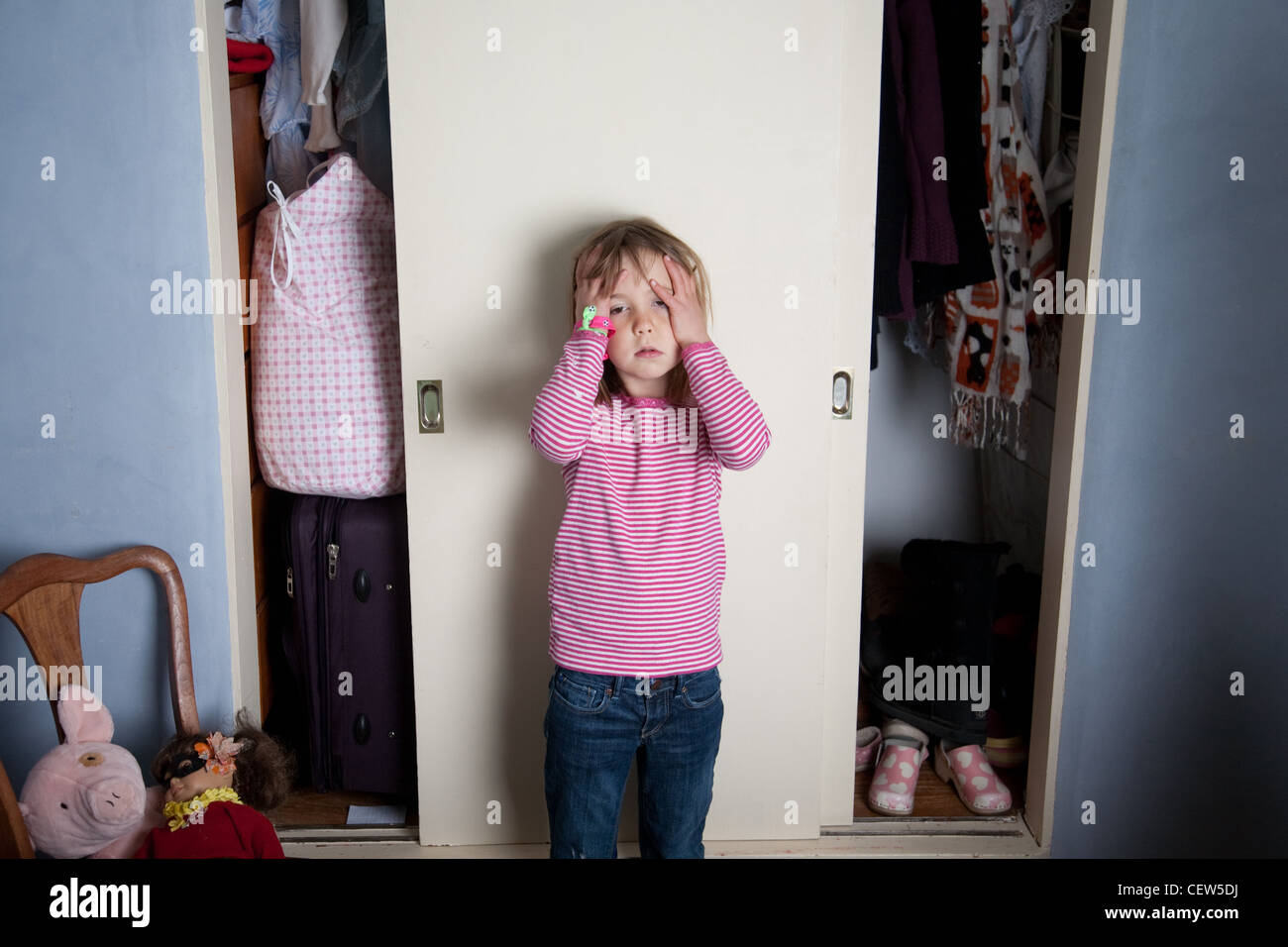 Kind auf der Suche erbittert stehen in ihrem Schlafzimmer Stockfoto