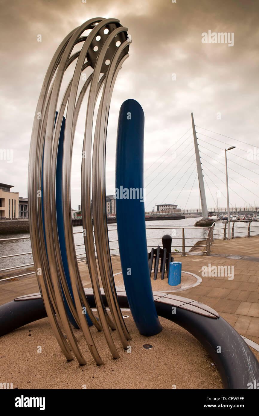 Großbritannien, Wales, Swansea, Seeviertel, am Flussufer Skulptur auf Pfad zwischen Flusses Tawe und Sainsbury-Parkplatz Stockfoto
