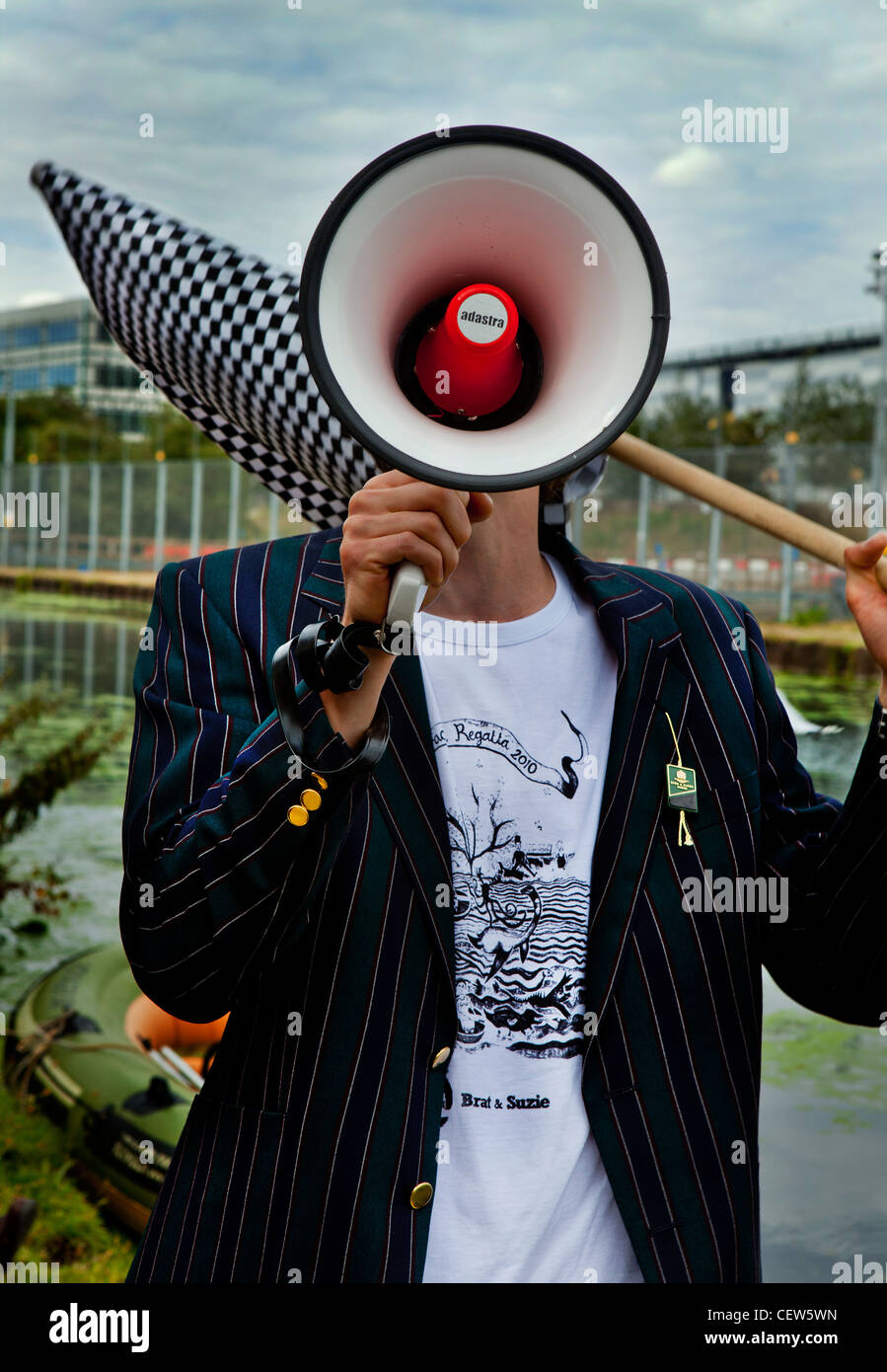 Der Mensch dessen Gesicht ist von Megaphon, Regatta in Hackney, London, UK verdeckt Stockfoto