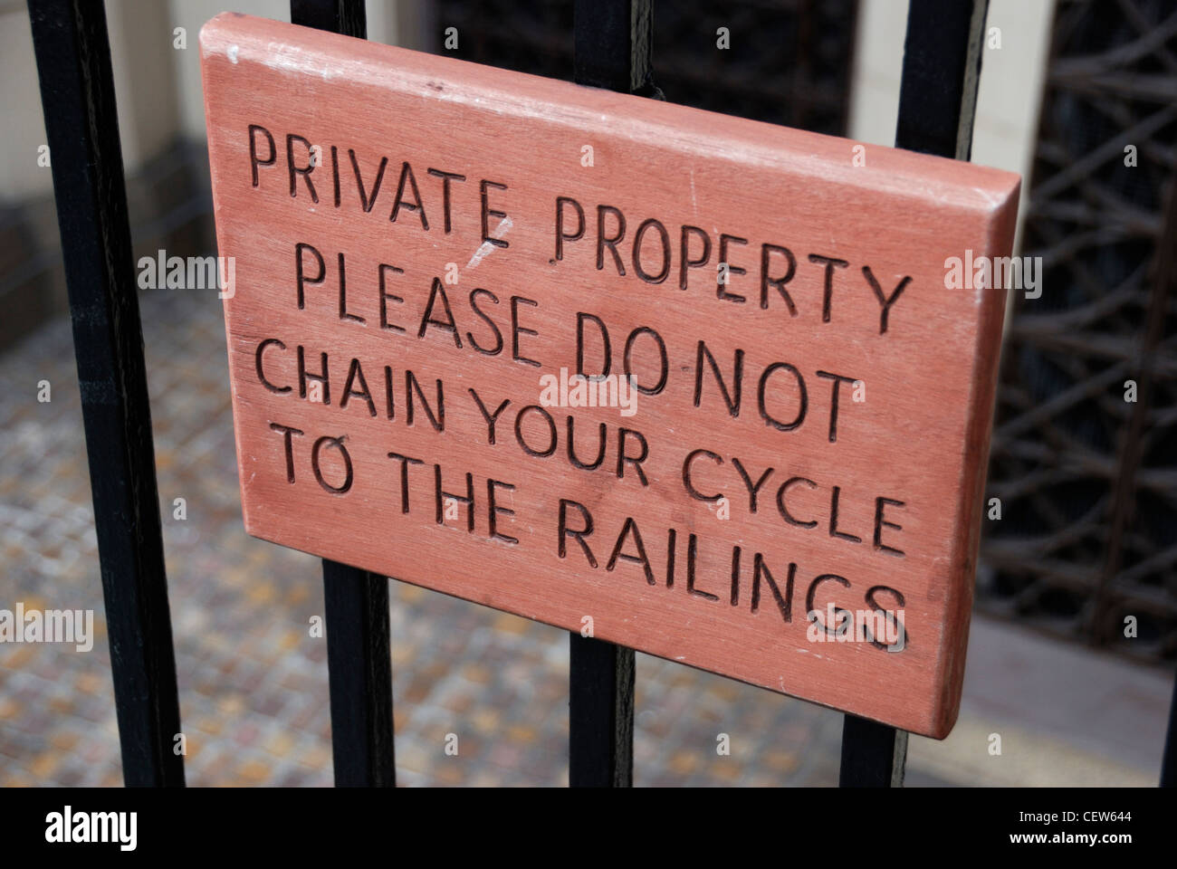 Eine Ankündigung lesen: "privates Eigentum. Bitte nicht Kette Ihres Zyklus auf dem Geländer Stockfoto