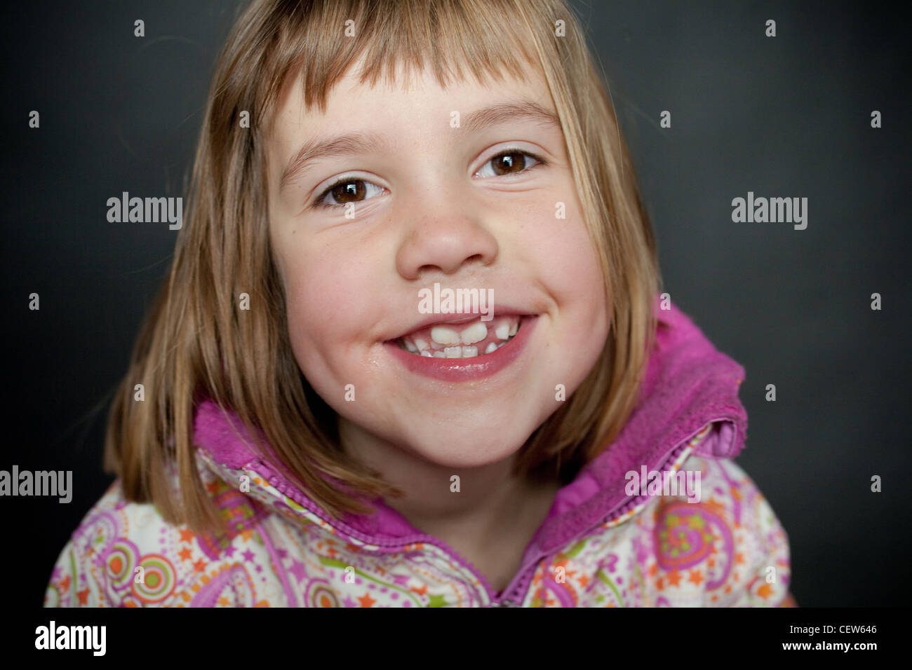 Nahaufnahme von jungen Mädchen lächelnd mit ihren Wintermantel auf Stockfoto