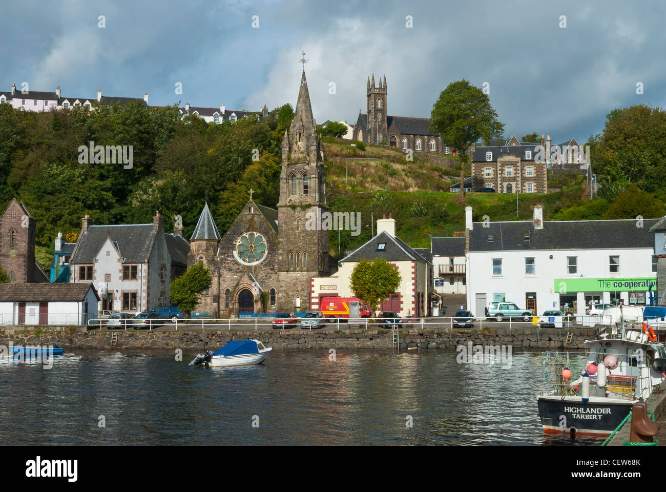 Zwei Kirchen in Tobermory mit dem Hafen von vorne auf die Isle of Mull in der inneren Hebredes in Schottland Stockfoto