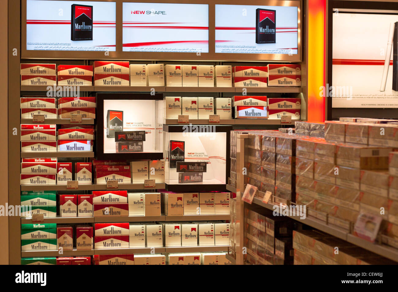 elfbar elfa kaufen Marlboro Zigarettenpackungen in Tabak-Shop am Dubai International Airport,  Dubai, Vereinigte Arabische Emirate Stockfotografie