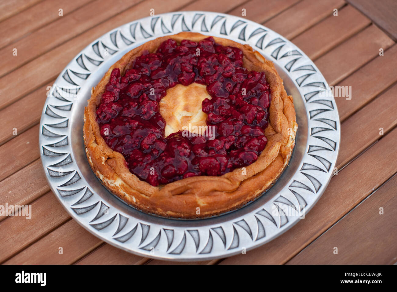 Hausgemachte Torte mit Beeren. Stockfoto
