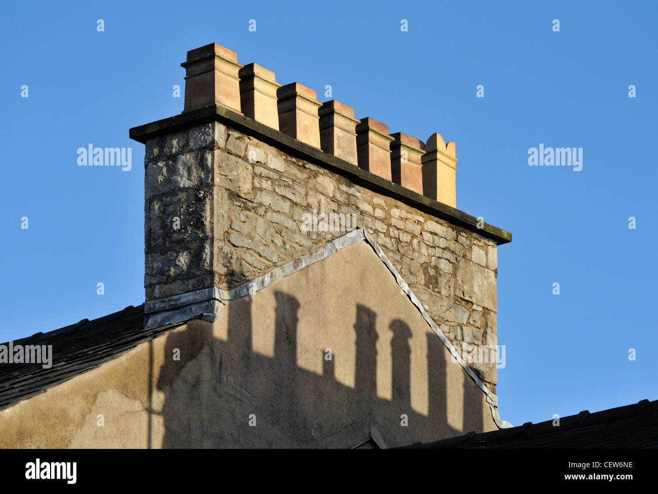 Haus-Schornstein mit sieben Töpfe. Milnthorpe Straße, Kendal, Cumbria, England, Vereinigtes Königreich, Europa. Stockfoto