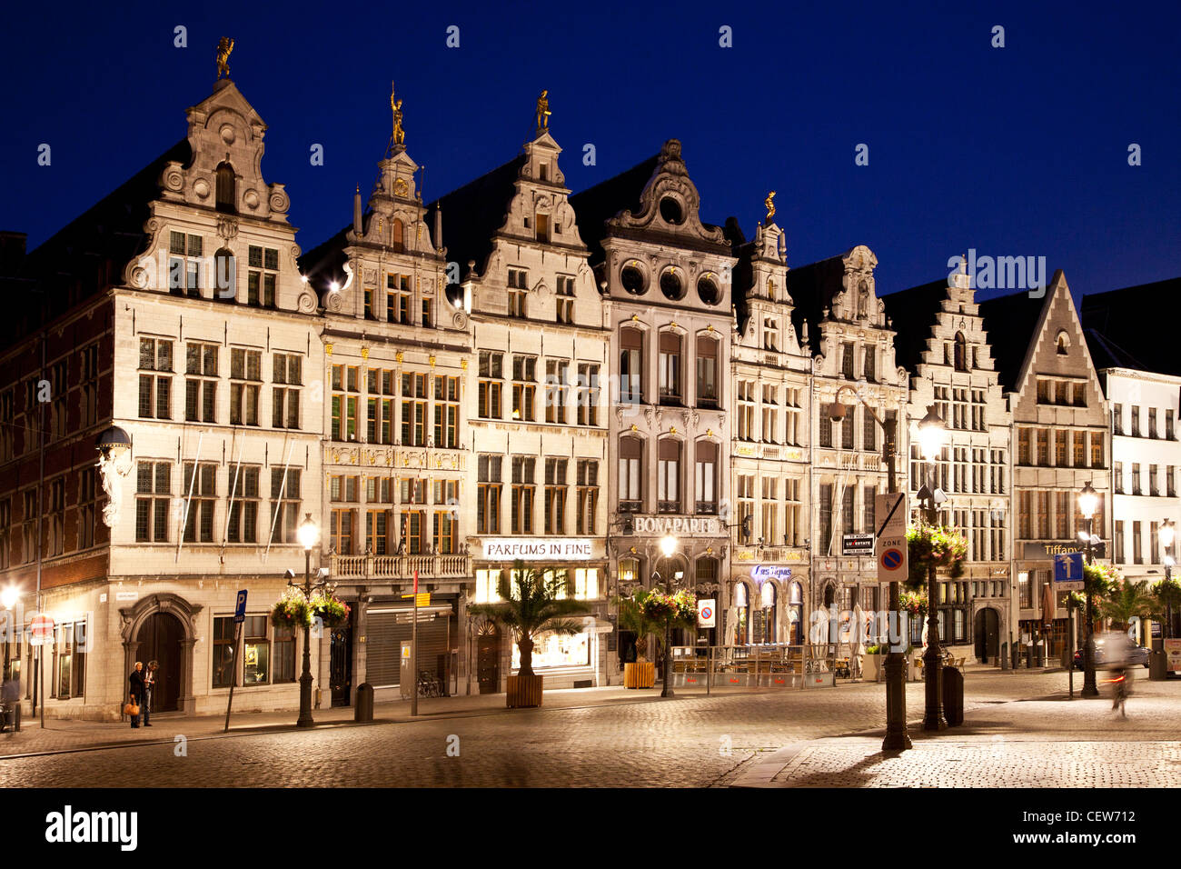 Gepflasterten mittelalterlichen Straße führt aus dem Grote Markt, Hauptplatz in Antwerpen, Belgien in der Nacht Stockfoto