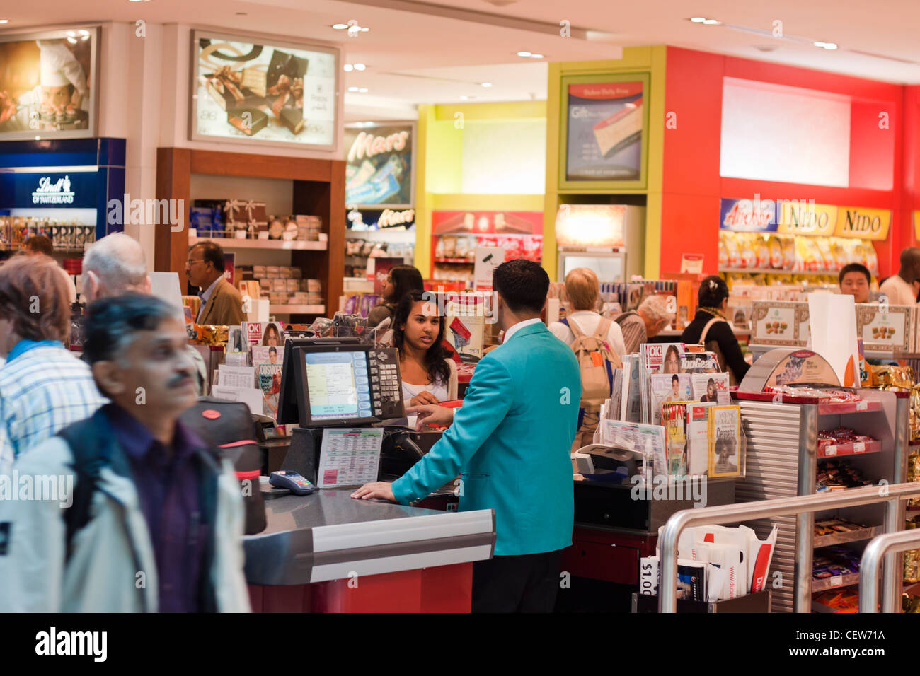 Menschen beim Einkaufen in Dubai International Airport, Dubai, Vereinigte Arabische Emirate. Stockfoto