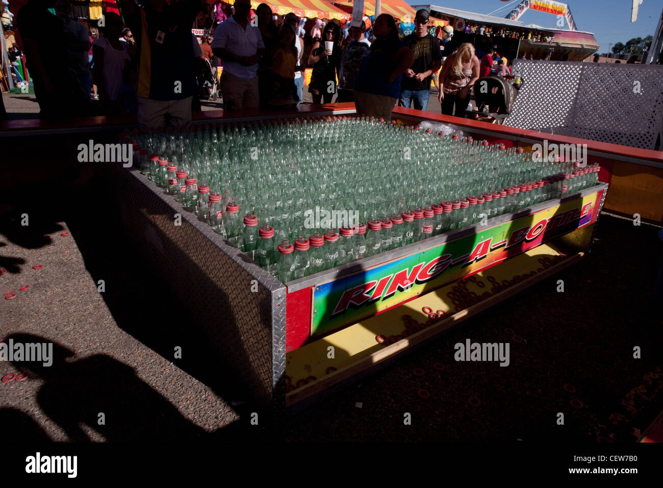 Flasche werfen Spiel an der State Fair Stockfoto