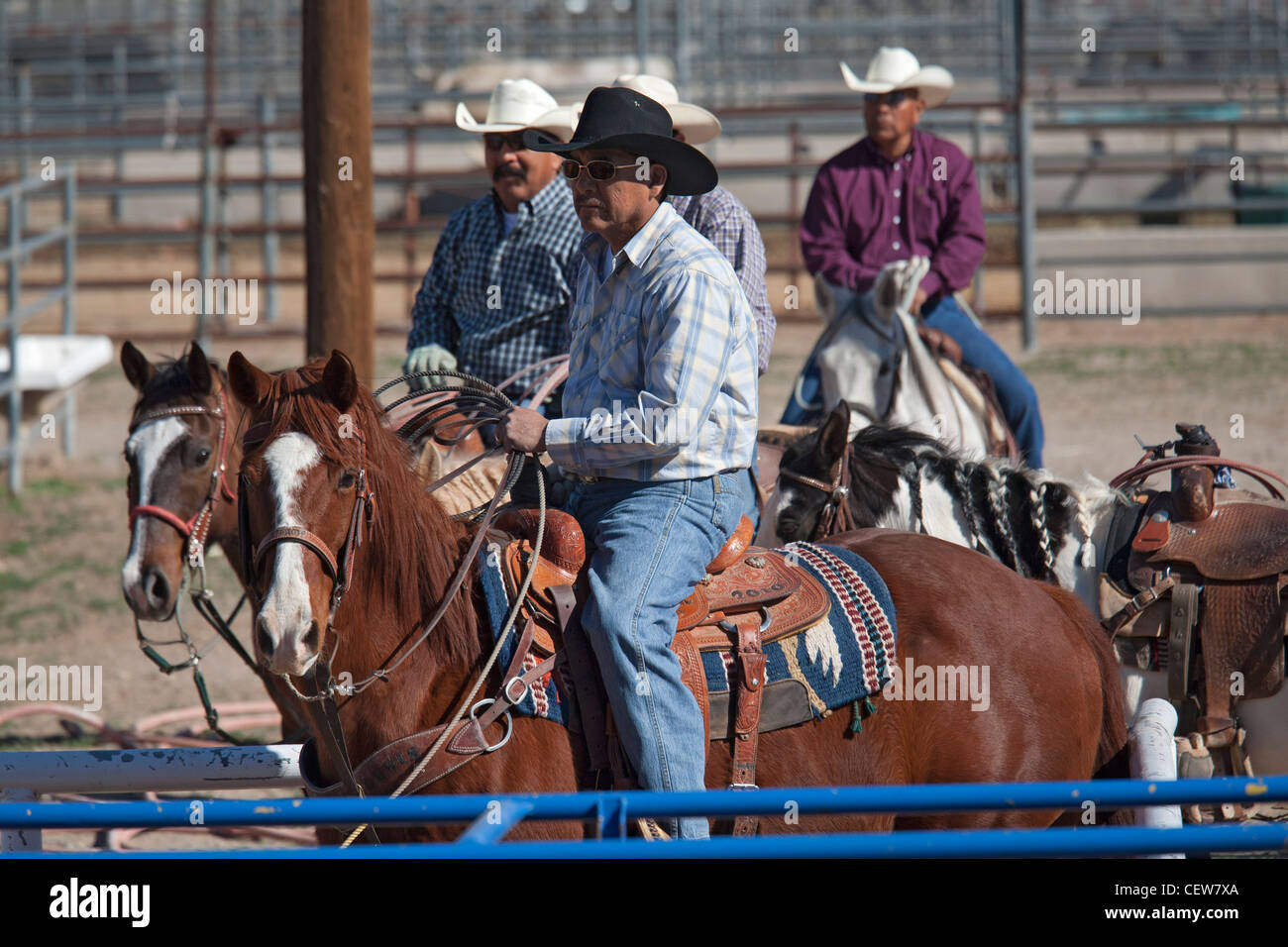 Die Teilnehmer warten ihrerseits in der Master-Klasse (ab 40 Jahren) der Tohono O' odham Nation alle indischen Rodeo zu konkurrieren. Stockfoto