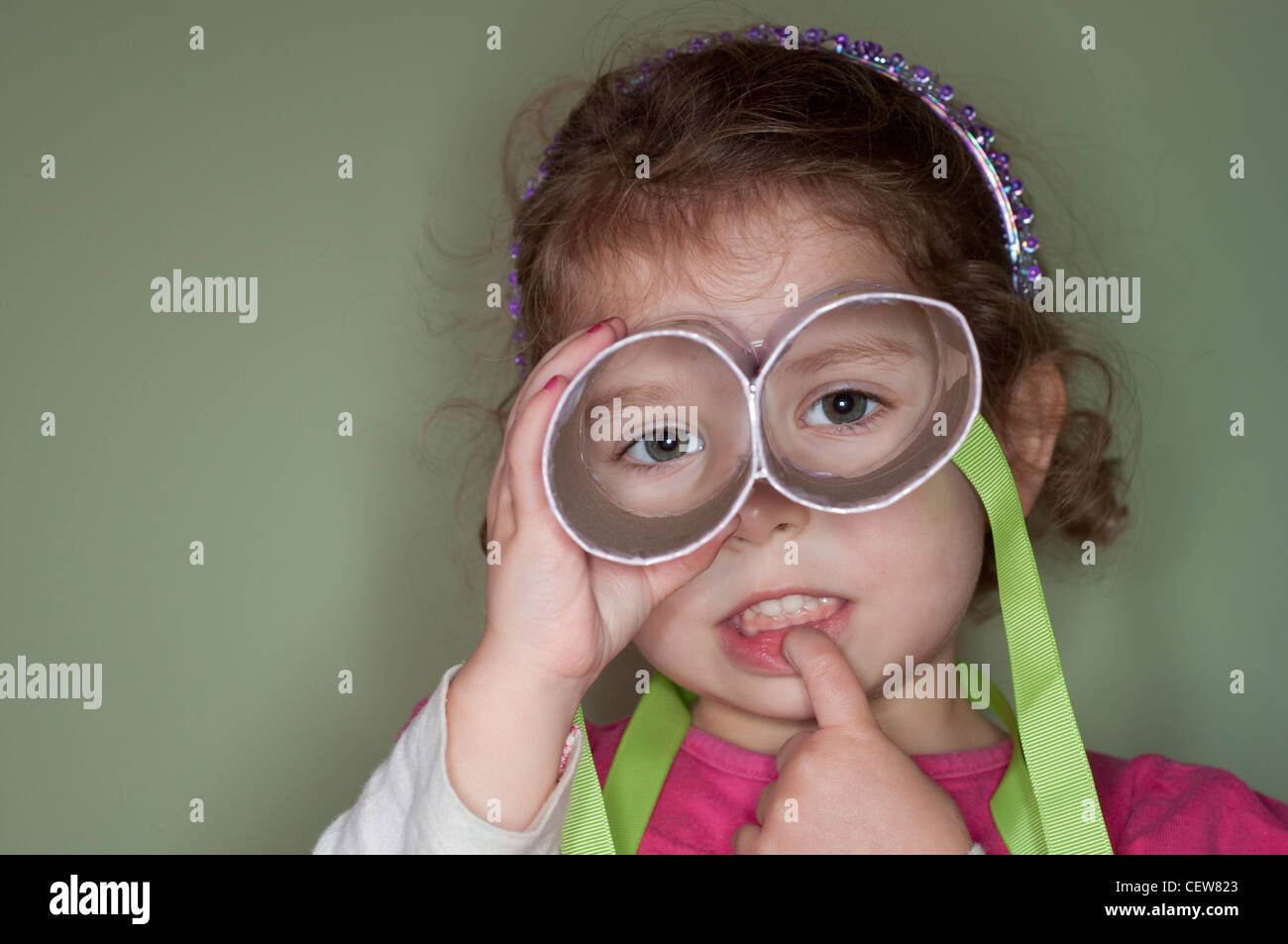 Drei Jahre altes Mädchen spielen mit hausgemachten Fernglas. Stockfoto