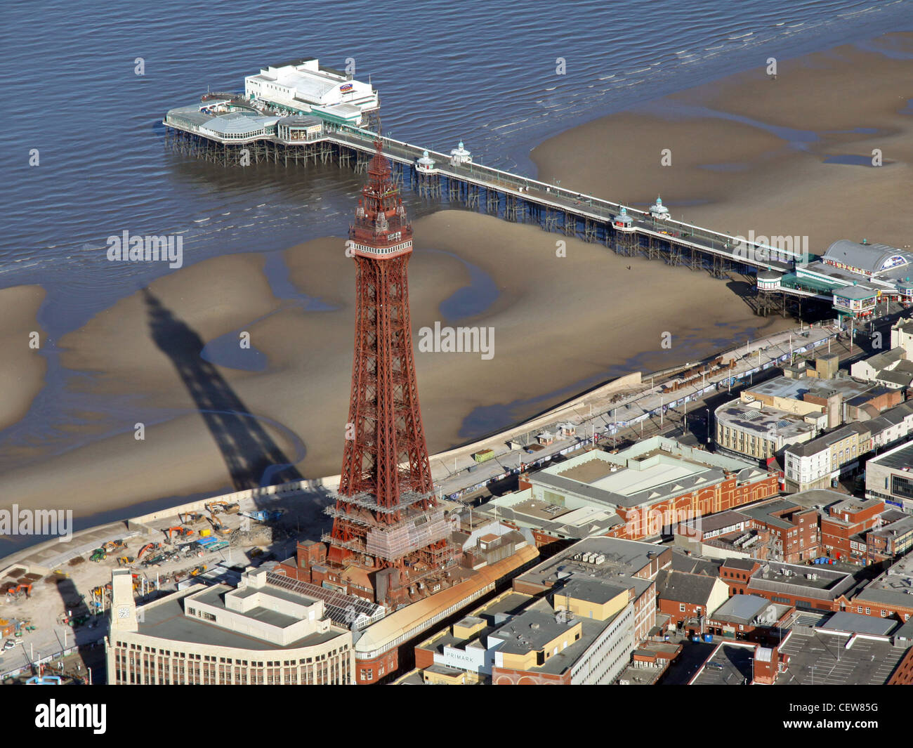 Luftbild des Blackpool Tower & des Central Pier mit Strandpromenade Stockfoto