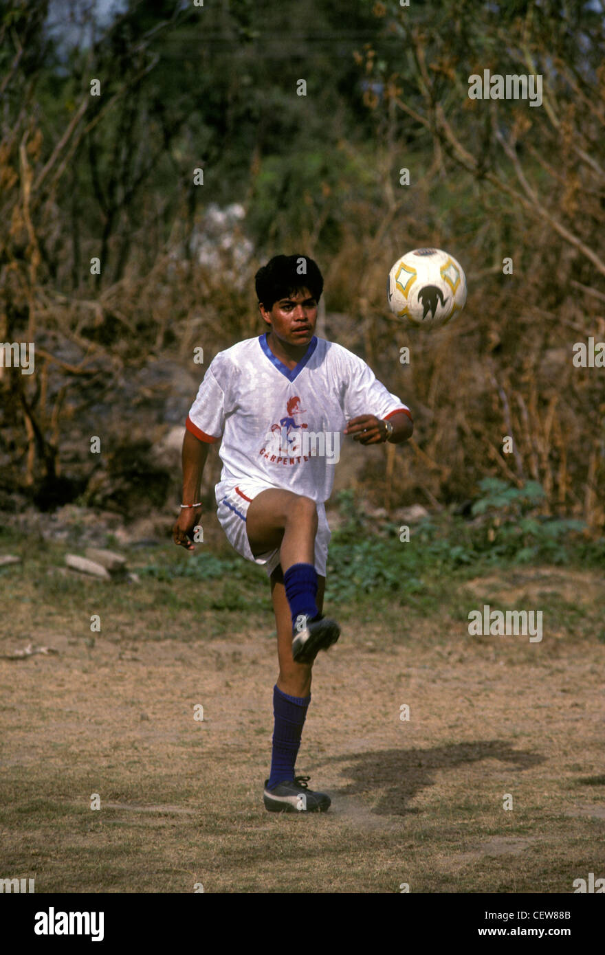 1, 1, mexikanische Mann, erwachsener Menschen, männlich Fußballer, Fußballer, Fussball, Stadt von Puerto Vallarta, Puerto Vallarta, Jalisco, Mexiko Stockfoto