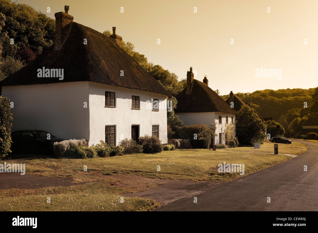 Die Straße mit strohgedeckten Hütten, Milton Abbas, Dorset, England Stockfoto